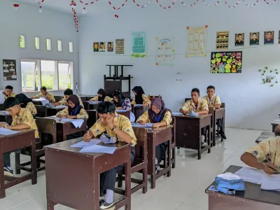 Peran Guru dalam Membentuk Karakter Siswa: Lebih dari Sekadar Penyampai Informasi